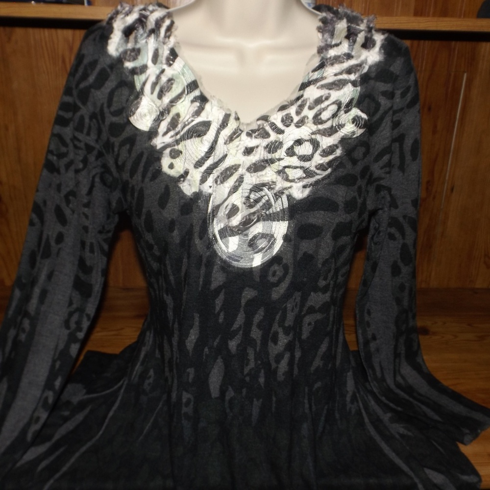 Womens Black and white long sleeve top size Medium